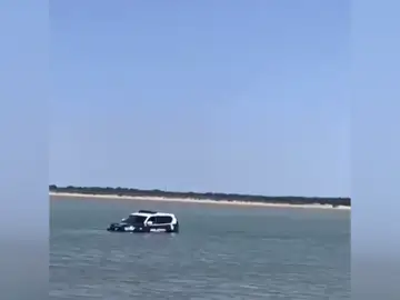 El surrealista momento en el que un coche de la Policía Nacional es engullido por el mar 