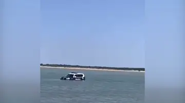 El surrealista momento en el que un coche de la Policía Nacional es engullido por el mar 
