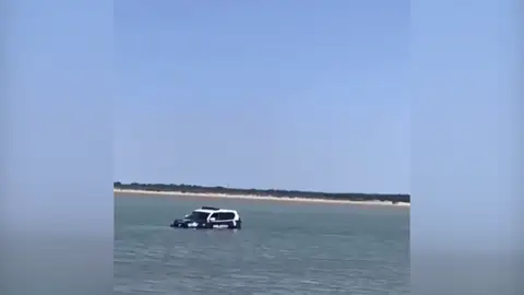 El surrealista momento en el que un coche de la Policía Nacional es engullido por el mar El surrealista momento en el que un coche de la Policía Nacional es engullido por el mar