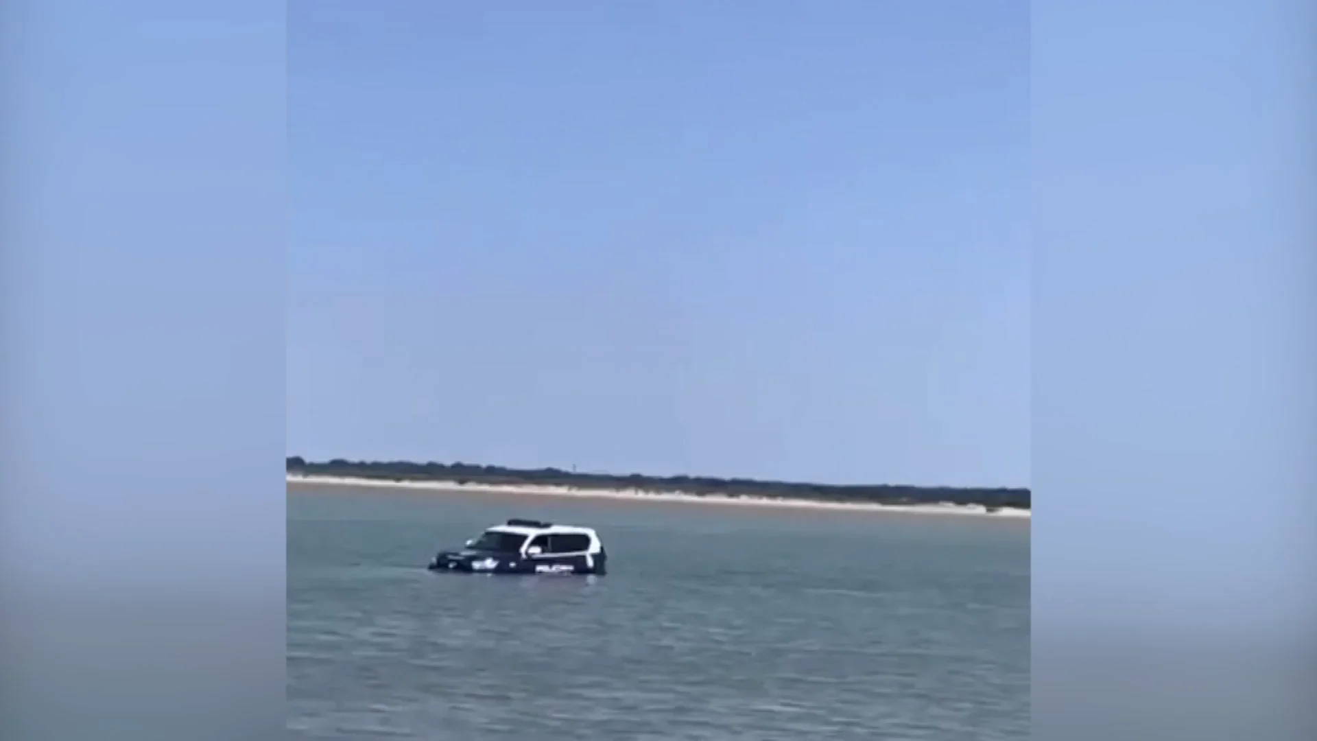 El surrealista momento en el que un coche de la Policía Nacional es engullido por el mar El surrealista momento en el que un coche de la Policía Nacional es engullido por el mar