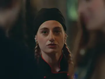 Nil, decepcionada al descubrir que Selçuk tiene una nueva novia Nil, decepcionada al descubrir que Selçuk tiene una nueva novia