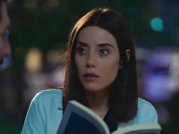 Aras, el hombre herido en el accidente, empieza a recordar gracias a la ayuda de la doctora Asya Aras, el hombre herido en el accidente, empieza a recordar gracias a la ayuda de la doctora Asya