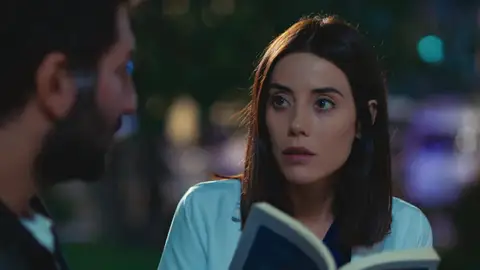 Aras, el hombre herido en el accidente, empieza a recordar gracias a la ayuda de la doctora Asya Aras, el hombre herido en el accidente, empieza a recordar gracias a la ayuda de la doctora Asya