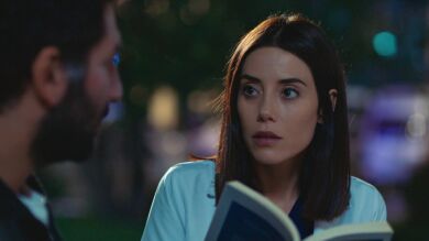 Aras, el hombre herido en el accidente, empieza a recordar gracias a la ayuda de la doctora Asya 