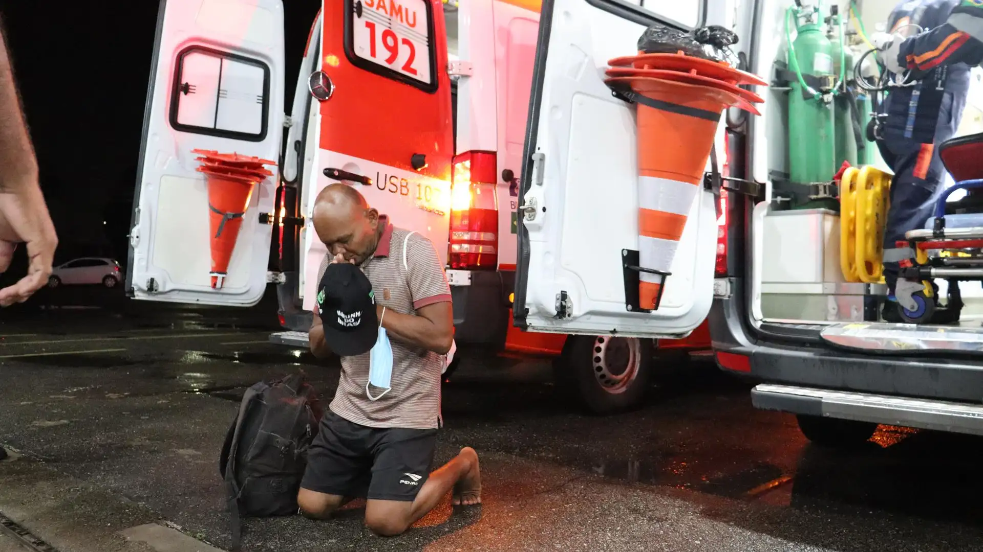 Una persona que reza tras ser rescatada, en Belém (Brasil) Una persona que reza tras ser rescatada, en Belém (Brasil)