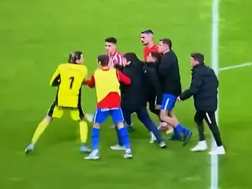 Las bochornosas imágenes al final del derbi asturiano entre Sporting y Oviedo; la Policía tuvo que intervenir Las bochornosas imágenes al final del derbi asturiano entre Sporting y Oviedo; la Policía tuvo que intervenir