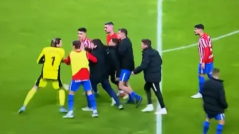 Las bochornosas imágenes al final del derbi asturiano entre Sporting y Oviedo; la Policía tuvo que intervenir Las bochornosas imágenes al final del derbi asturiano entre Sporting y Oviedo; la Policía tuvo que intervenir