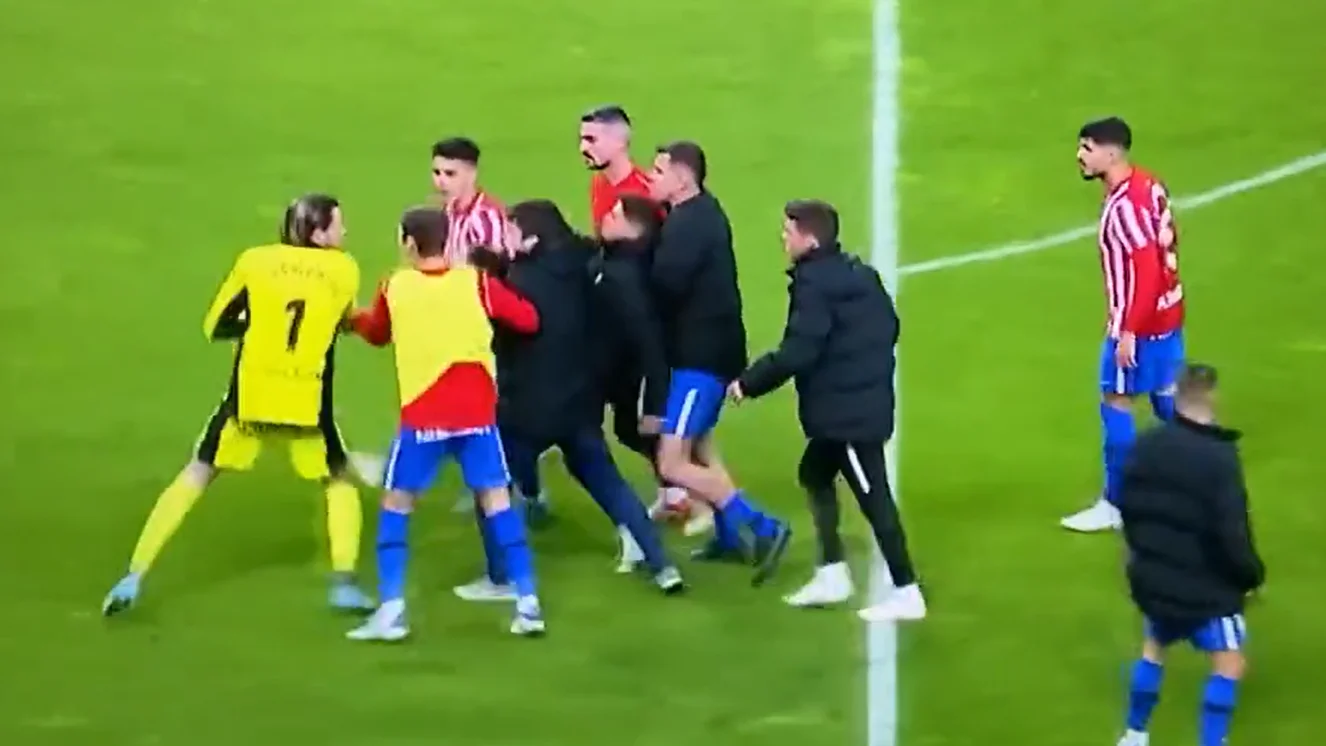 Las bochornosas im&aacute;genes al final del derbi asturiano entre Sporting y Oviedo; la Polic&iacute;a tuvo que intervenir