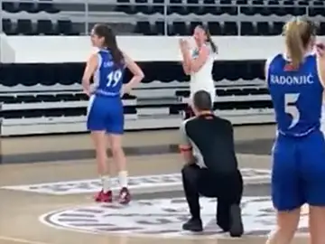 Un árbitro pide matrimonio a una jugadora en medio de un partido de baloncesto Un árbitro pide matrimonio a una jugadora en medio de un partido de baloncesto