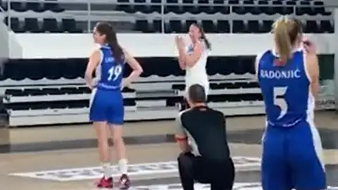 Un árbitro pide matrimonio a una jugadora en medio de un partido de baloncesto Un árbitro pide matrimonio a una jugadora en medio de un partido de baloncesto
