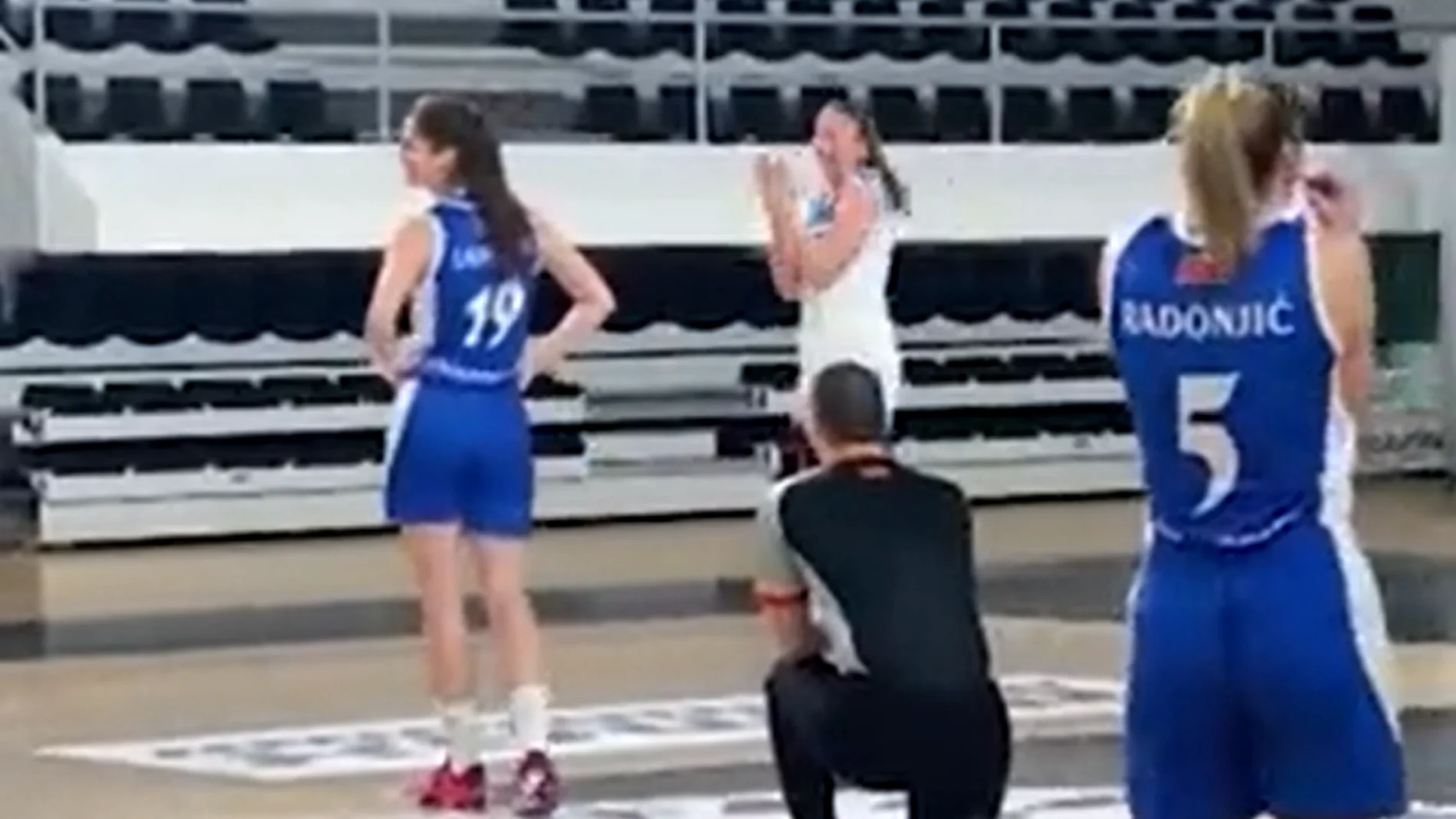 Un árbitro pide matrimonio a una jugadora en medio de un partido de baloncesto