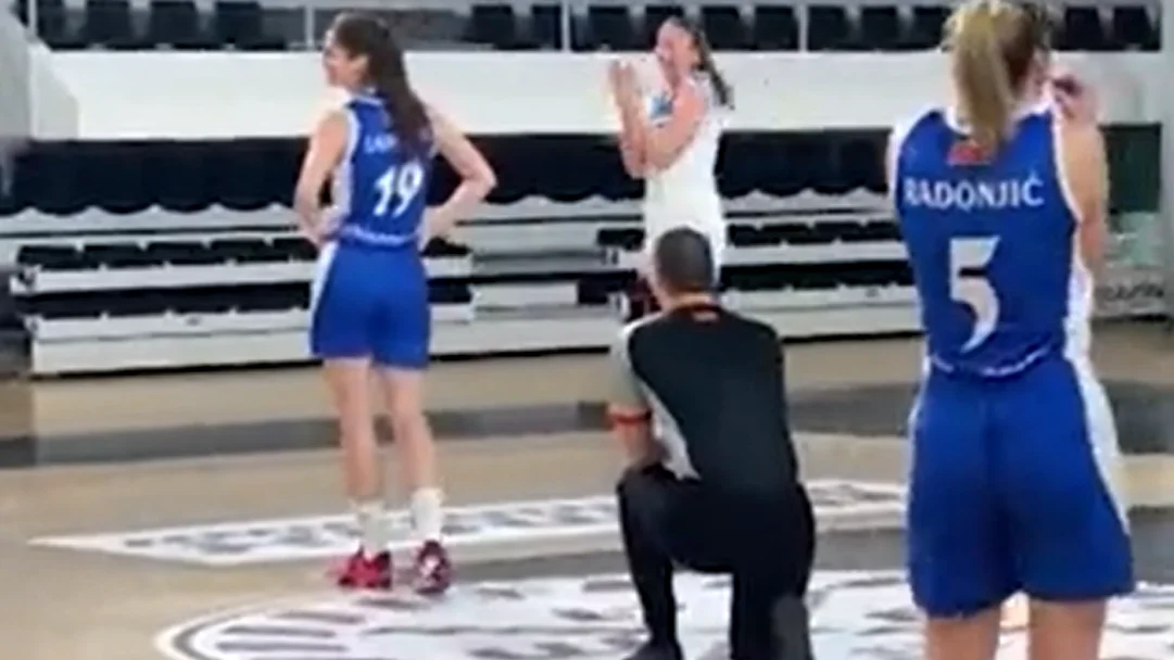 Un árbitro pide matrimonio a una jugadora en medio de un partido de baloncesto Un árbitro pide matrimonio a una jugadora en medio de un partido de baloncesto
