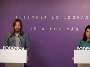 Los portavoces de Podemos Isa Serra y Pablo Fernández, 