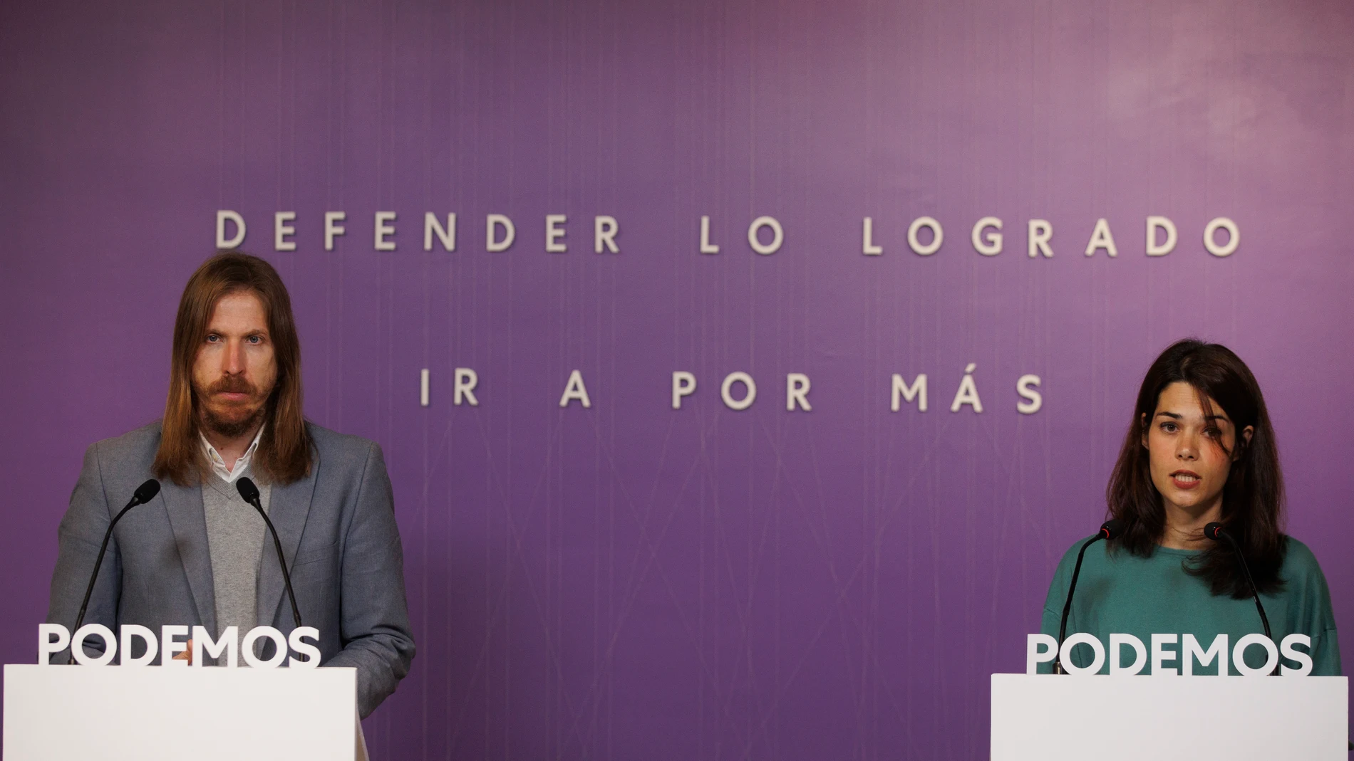 Los portavoces de Podemos Isa Serra y Pablo Fernández, 