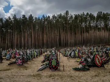 Un dron capta las imágenes del terror: decenas de nuevas tumbas en Irpín tras el paso de los rusos