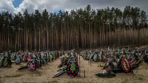Un dron capta las imágenes del terror: decenas de nuevas tumbas en Irpín tras el paso de los rusos Un dron capta las imágenes del terror: decenas de nuevas tumbas en Irpín tras el paso de los rusos
