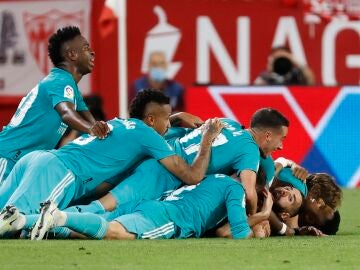 El Madrid celebra el gol de Benzema en el Pizjuán