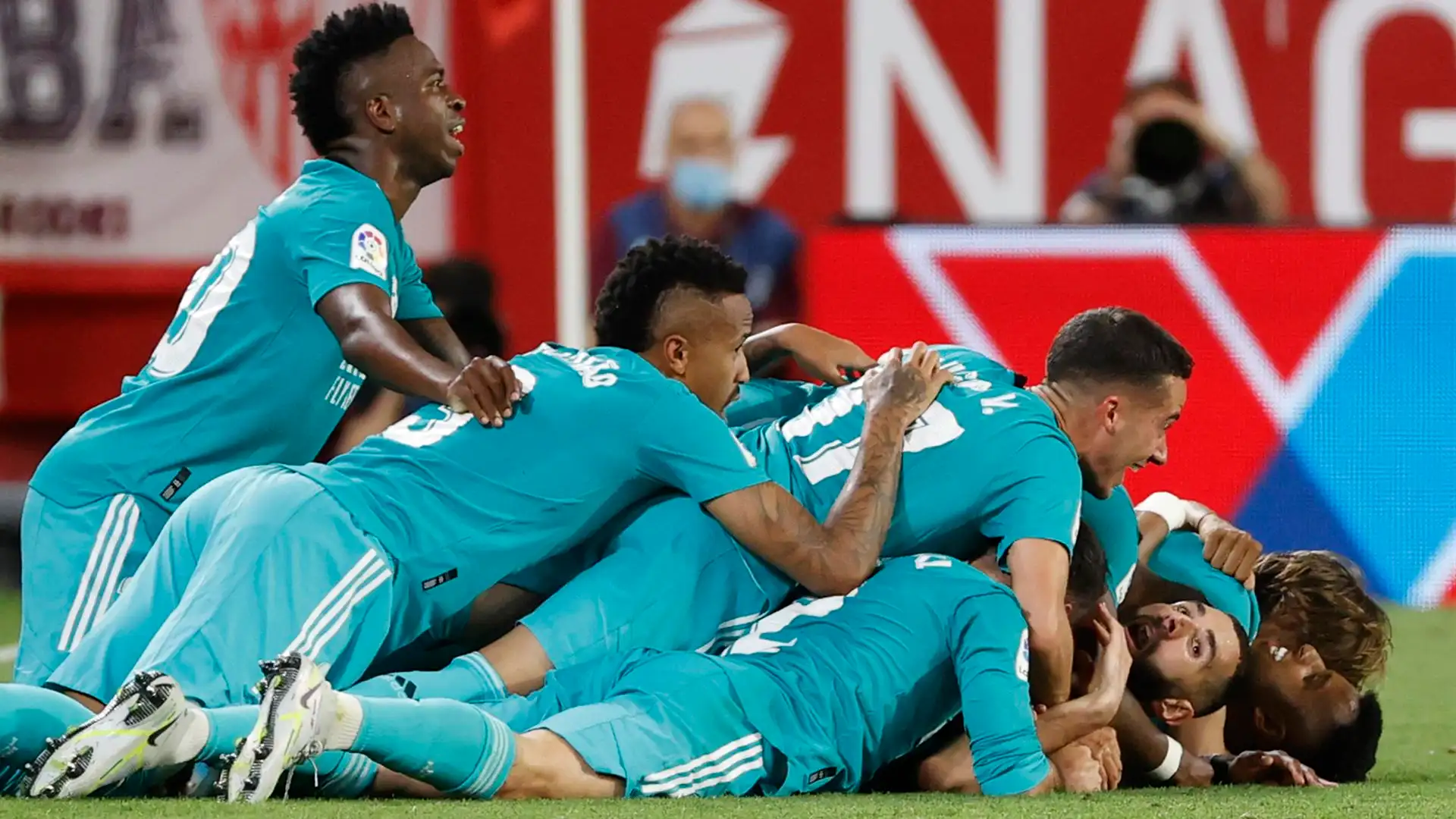 El Madrid celebra el gol de Benzema en el Pizjuán El Madrid celebra el gol de Benzema en el Pizjuán