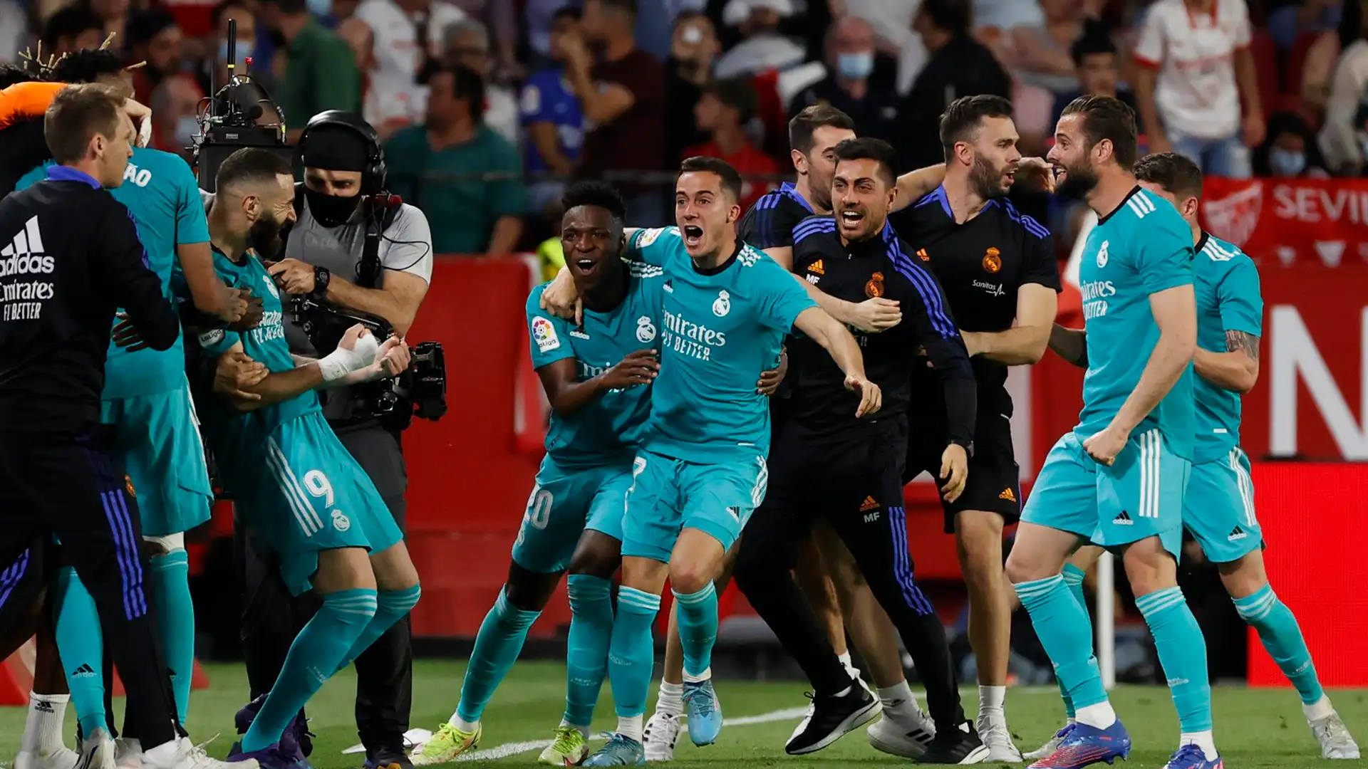 Locura madridista con el gol de Benzema Locura madridista con el gol de Benzema