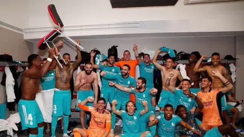 La 'silla de Alaba' en la fiest del Madrid en el Pizjuán La 'silla de Alaba' en la fiest del Madrid en el Pizjuán