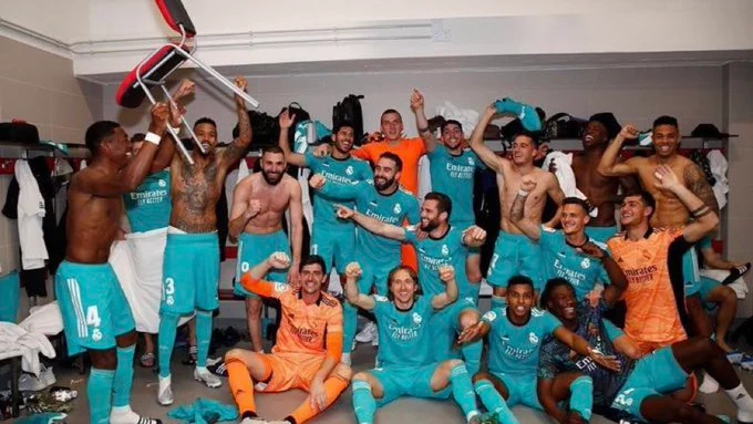 La 'silla de Alaba' en la fiest del Madrid en el Pizju&aacute;n