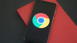 Tel&eacute;fono m&oacute;vil con el icono de Google