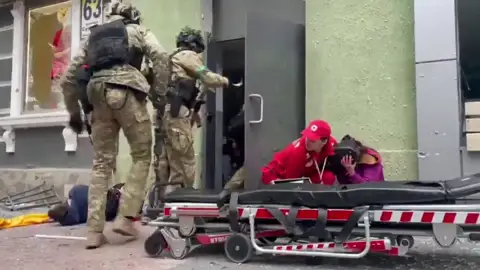 Las angustiosas imágenes del bombardeo ruso y terror en Járkov Las angustiosas imágenes del bombardeo ruso y terror en Járkov