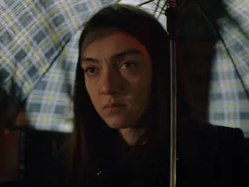 Gülben vuelve a casa sin que Esat se dé cuenta: “¿Algún día sentiré que esta casa es mi hogar?” Gülben vuelve a casa sin que Esat se dé cuenta: “¿Algún día sentiré que esta casa es mi hogar?”