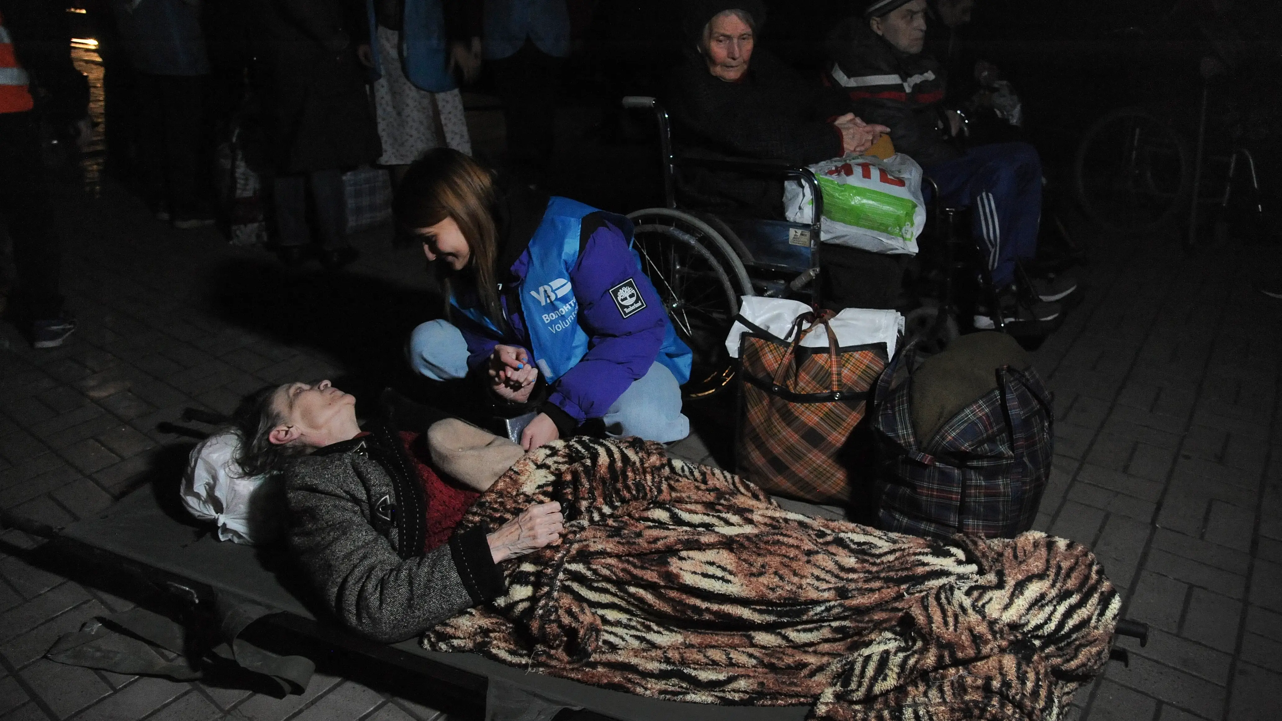 Una voluntaria atiende a una anciana en Leópolis Una voluntaria atiende a una anciana en Leópolis
