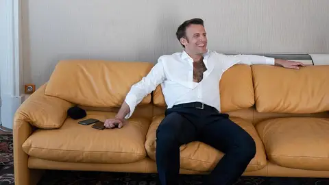 La desenfadada fotografía de Emmanuel Macron que genera revuelo en redes La desenfadada fotografía de Emmanuel Macron que genera revuelo en redes