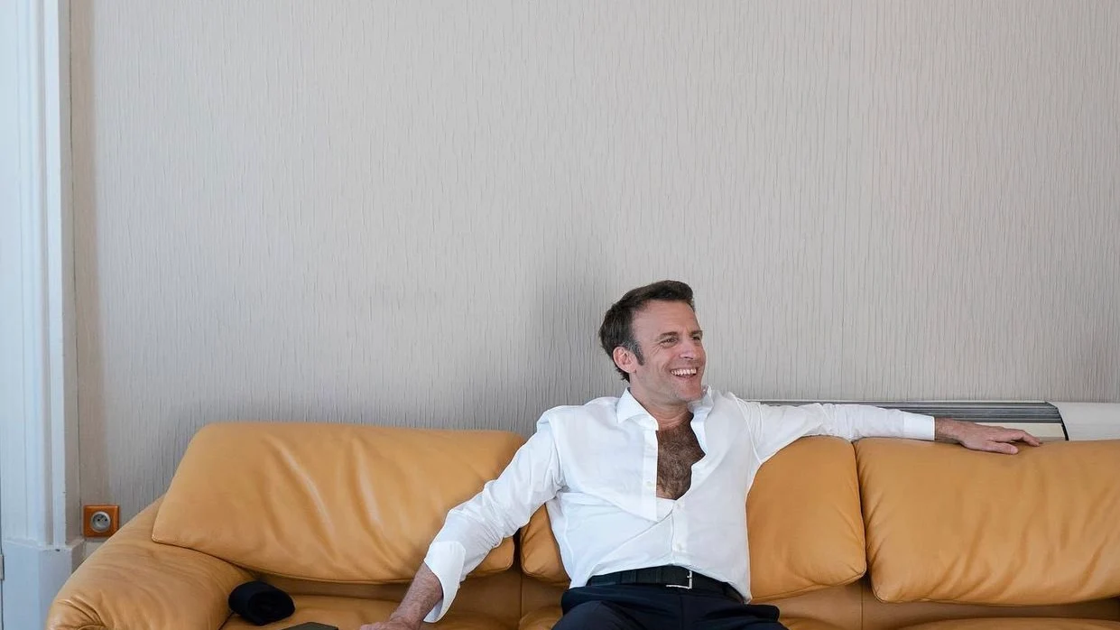 La desenfadada fotografía de Emmanuel Macron que genera revuelo en redes La desenfadada fotografía de Emmanuel Macron que genera revuelo en redes