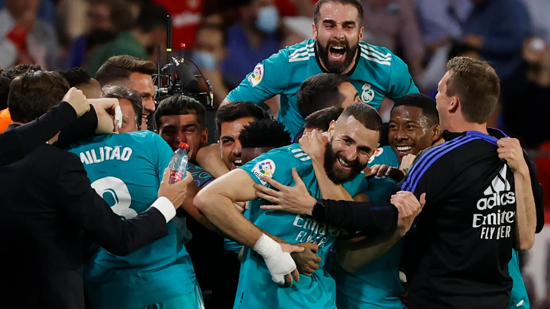 Benzema celebra su gol en el Pizjuán