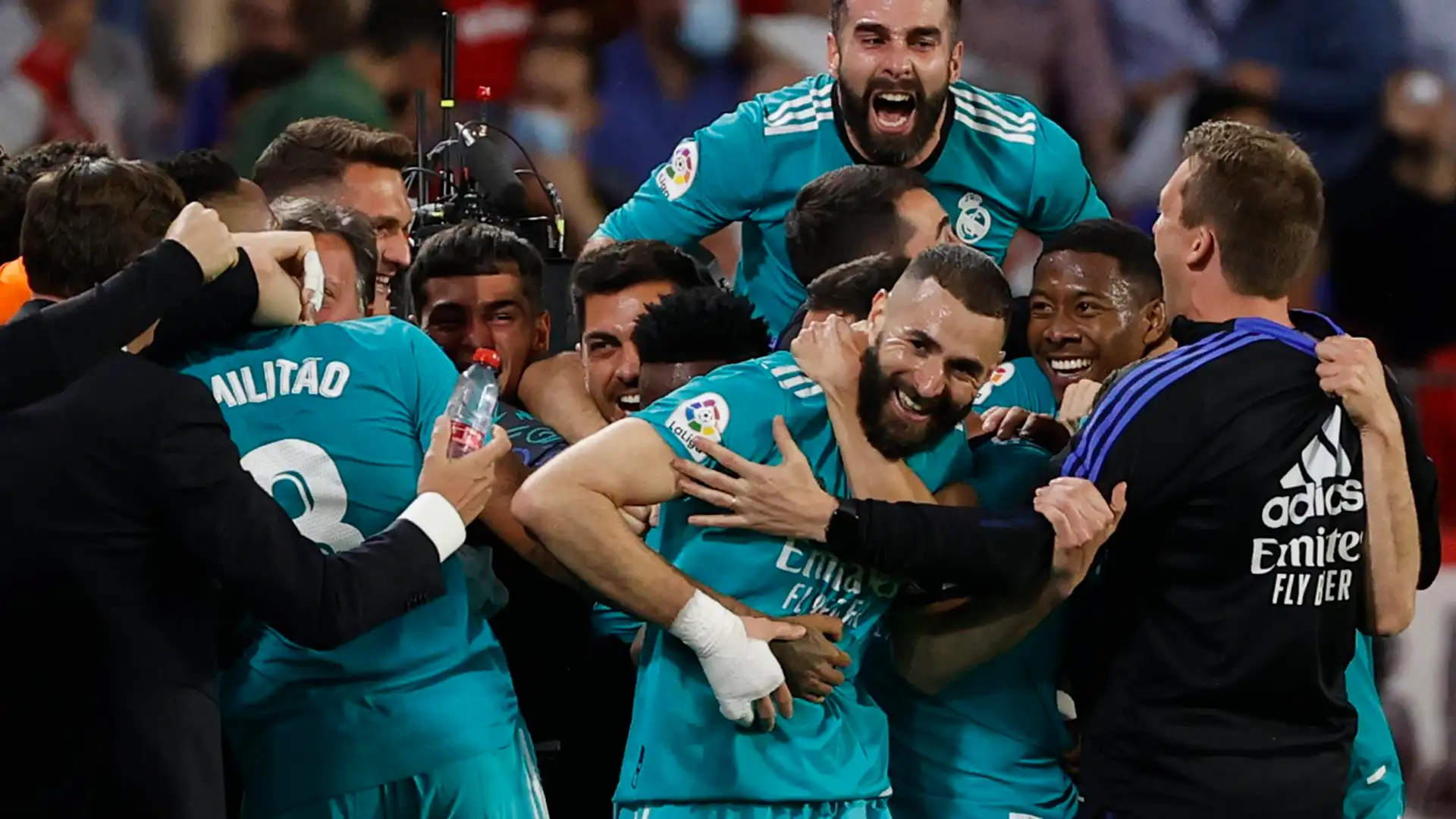 Benzema celebra su gol en el Pizjuán Benzema celebra su gol en el Pizjuán