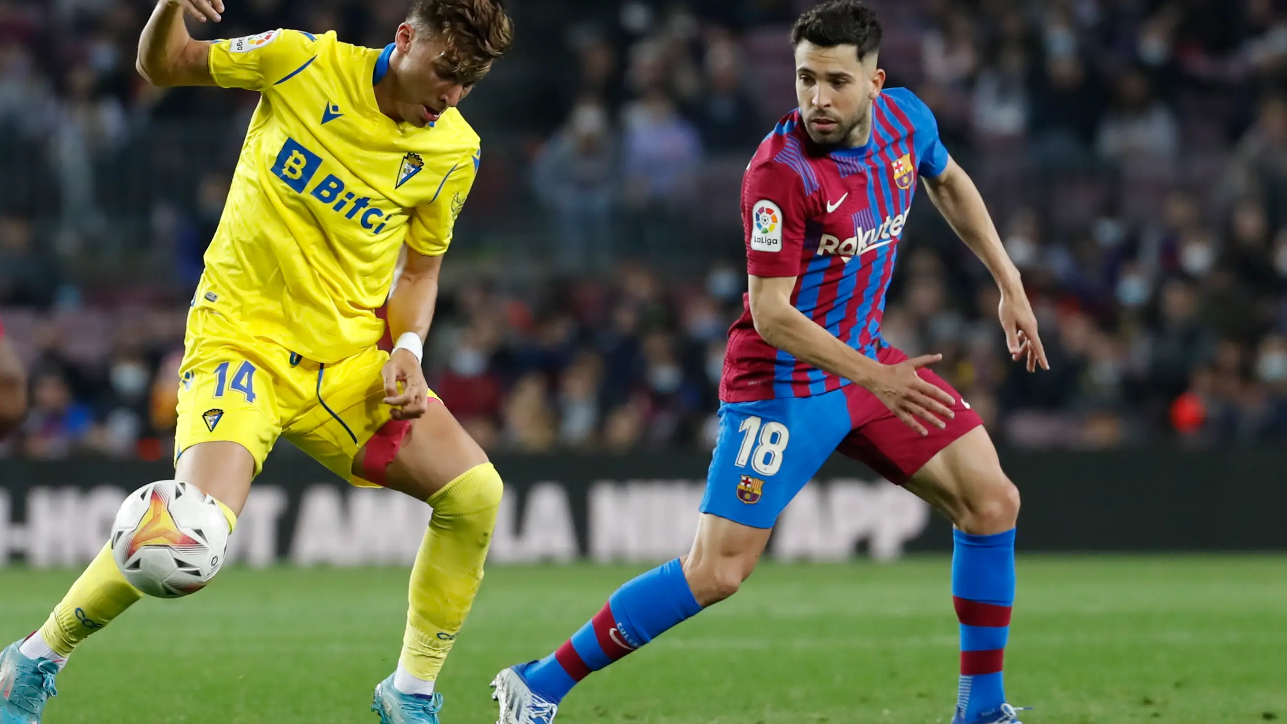 El delantero del C&aacute;diz, Iv&aacute;n Alejo (i), intenta controlar el bal&oacute;n ante el defensa del FC Barcelona, Jordi Alba, durante el encuentro correspondiente a la jornada 32 de primera divisi&oacute;n disputado hoy lunes en el estadio del Camp Nou