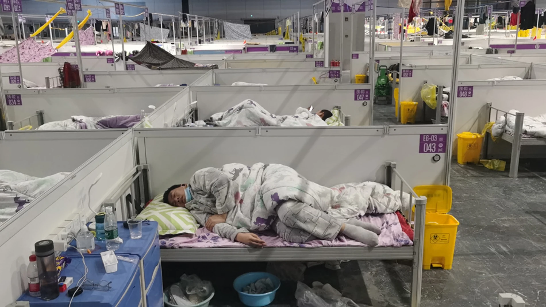Paciente de coronavirus en un hospital de campaña de Shanghái
