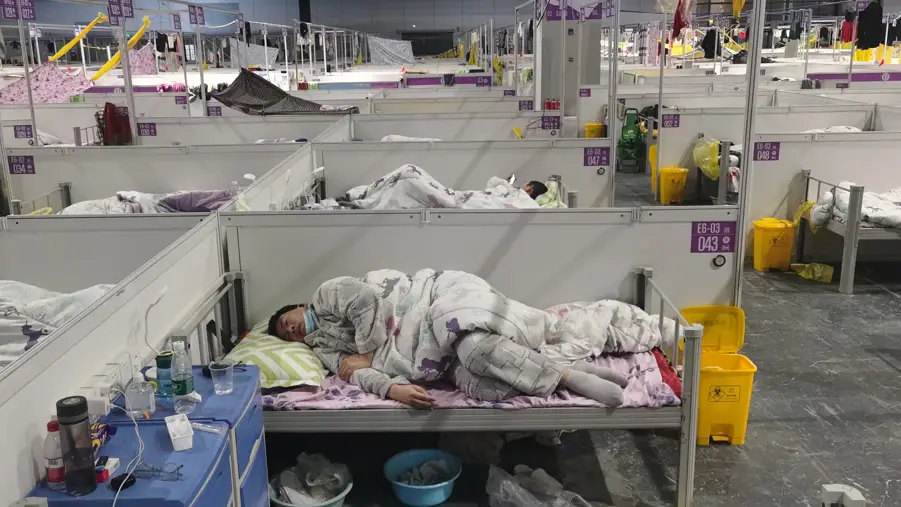 Paciente de coronavirus en un hospital de campaña de Shanghái Paciente de coronavirus en un hospital de campaña de Shanghái
