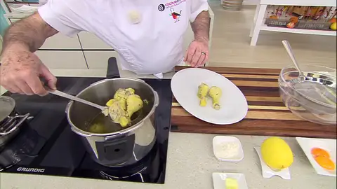 Cuece durante 5 minutos y reserva los muslos Cuece durante 5 minutos y reserva los muslos