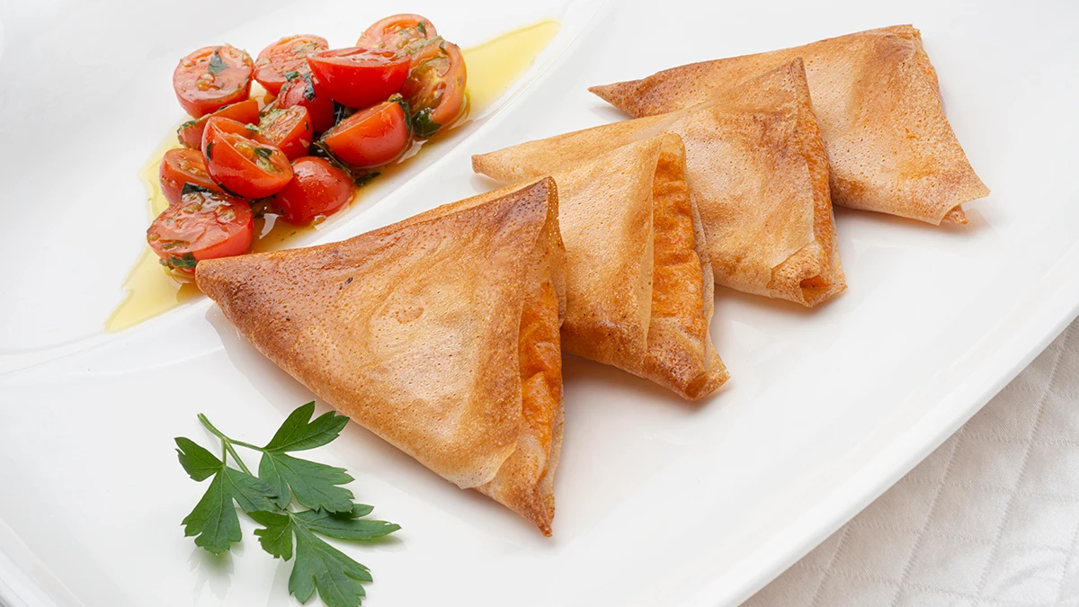 "Receta cañón" de Arguiñano: samosas de marisco con tomates aliñados