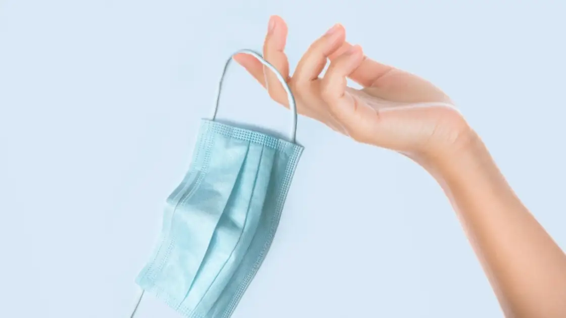 Una mascarilla en la mano de una persona Una mascarilla en la mano de una persona