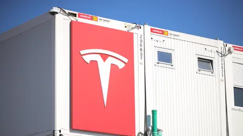 Logo de Tesla en una de las factorías de la compañía Logo de Tesla en una de las factorías de la compañía