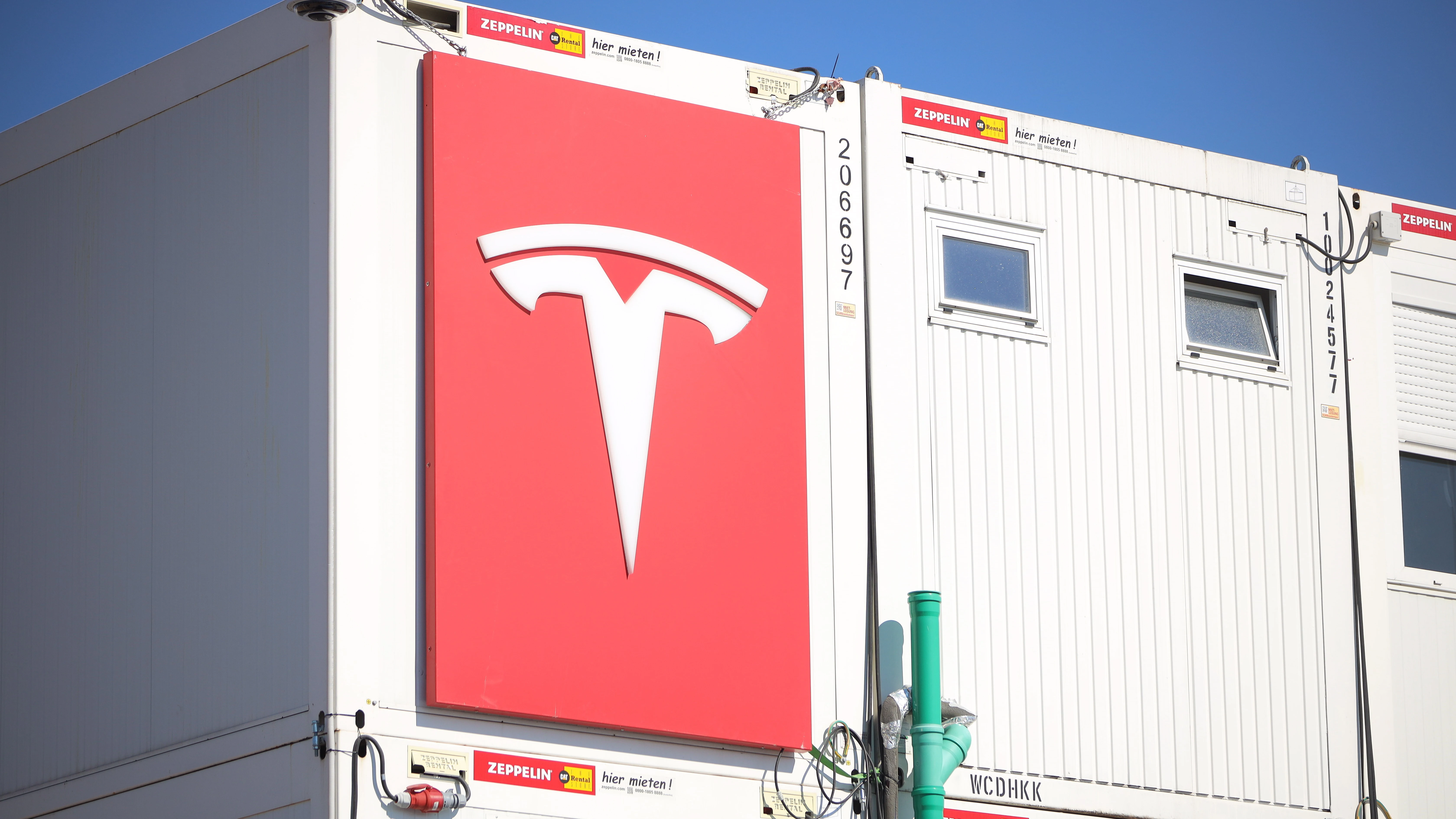 Logo de Tesla en una de las factor&iacute;as de la compa&ntilde;&iacute;a