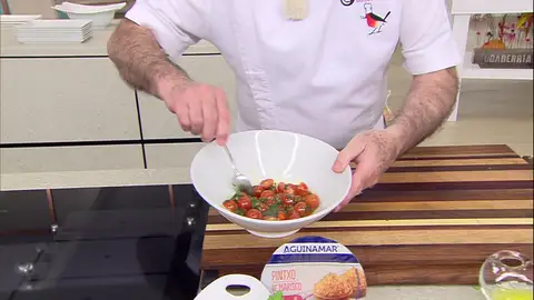 Vierte el majado sobre los tomates Vierte el majado sobre los tomates