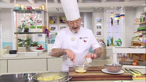 Mezcla las yemas y la nata líquida Mezcla las yemas y la nata líquida