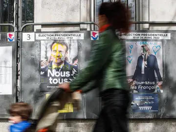 Carteles de Macron y Le Pen en Paris Carteles de Macron y Le Pen en Paris