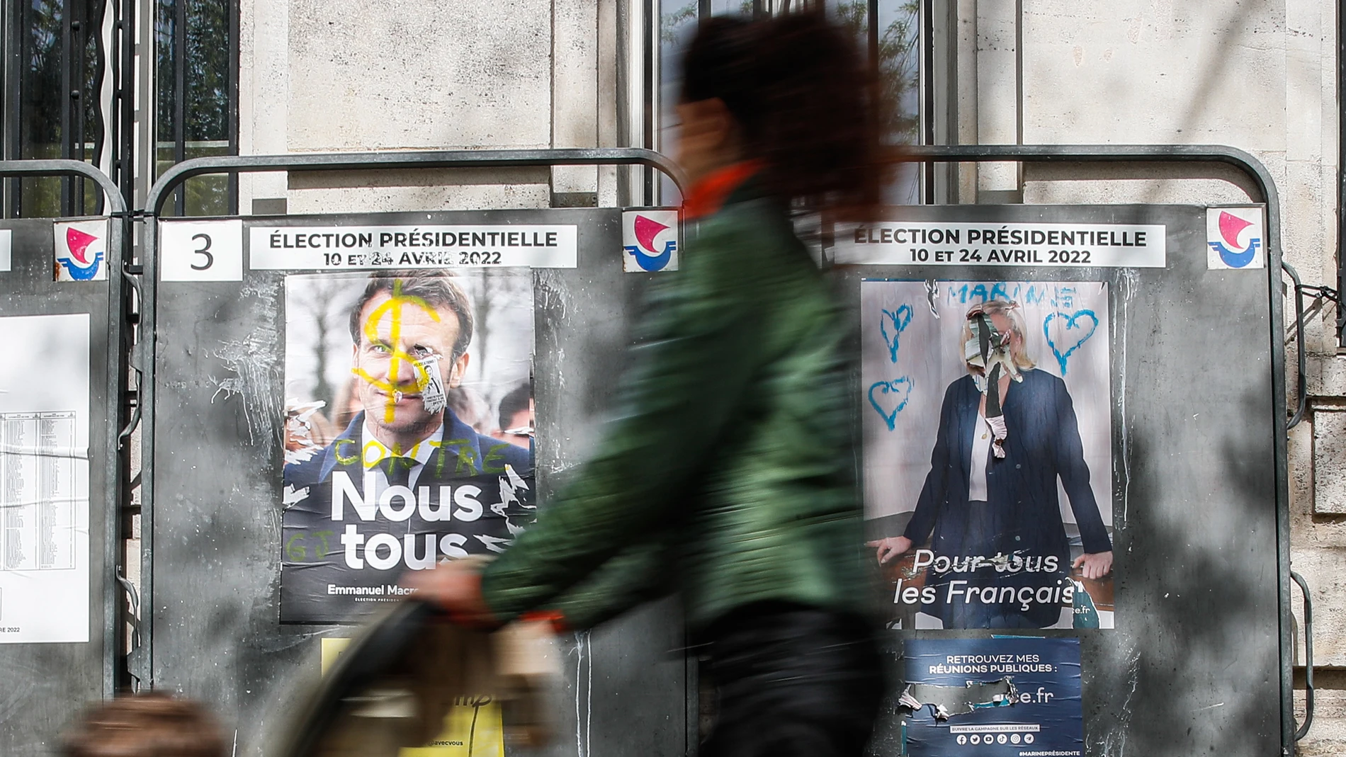 Carteles de Macron y Le Pen en Paris
