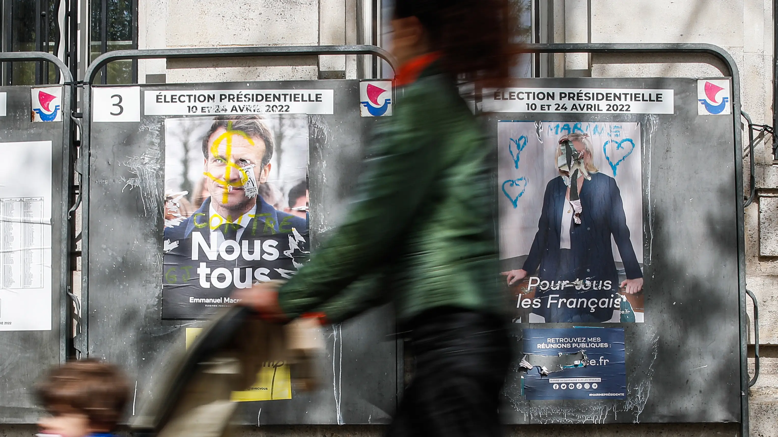 Carteles de Macron y Le Pen en Paris Carteles de Macron y Le Pen en Paris