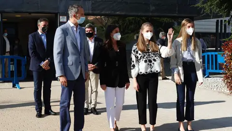 La princesa Leonor junto a sus padres, los Reyes Felipe y Letizia, y de su hermana, la Infanta Sofía La princesa Leonor junto a sus padres, los Reyes Felipe y Letizia, y de su hermana, la Infanta Sofía