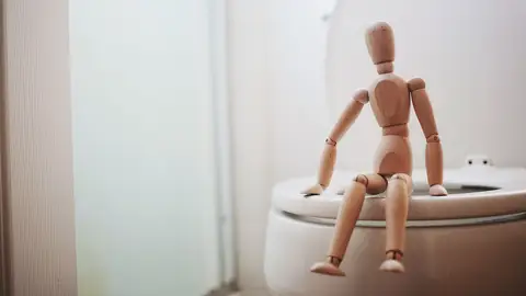 8 de cada 10 españoles los usamos el móvil en el baño habitualmente 8 de cada 10 españoles los usamos el móvil en el baño habitualmente