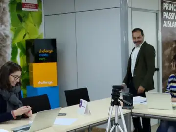 El Gobierno se reúne hoy con sindicatos y empresarios para acabar con los "falsos becarios" El Gobierno se reúne hoy con sindicatos y empresarios para acabar con los "falsos becarios"