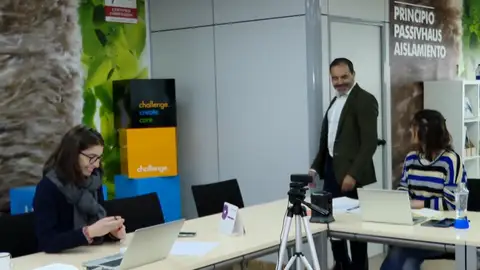 El Gobierno se reúne hoy con sindicatos y empresarios para acabar con los "falsos becarios" El Gobierno se reúne hoy con sindicatos y empresarios para acabar con los "falsos becarios"